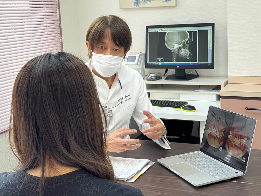 カウンセリングしている写真